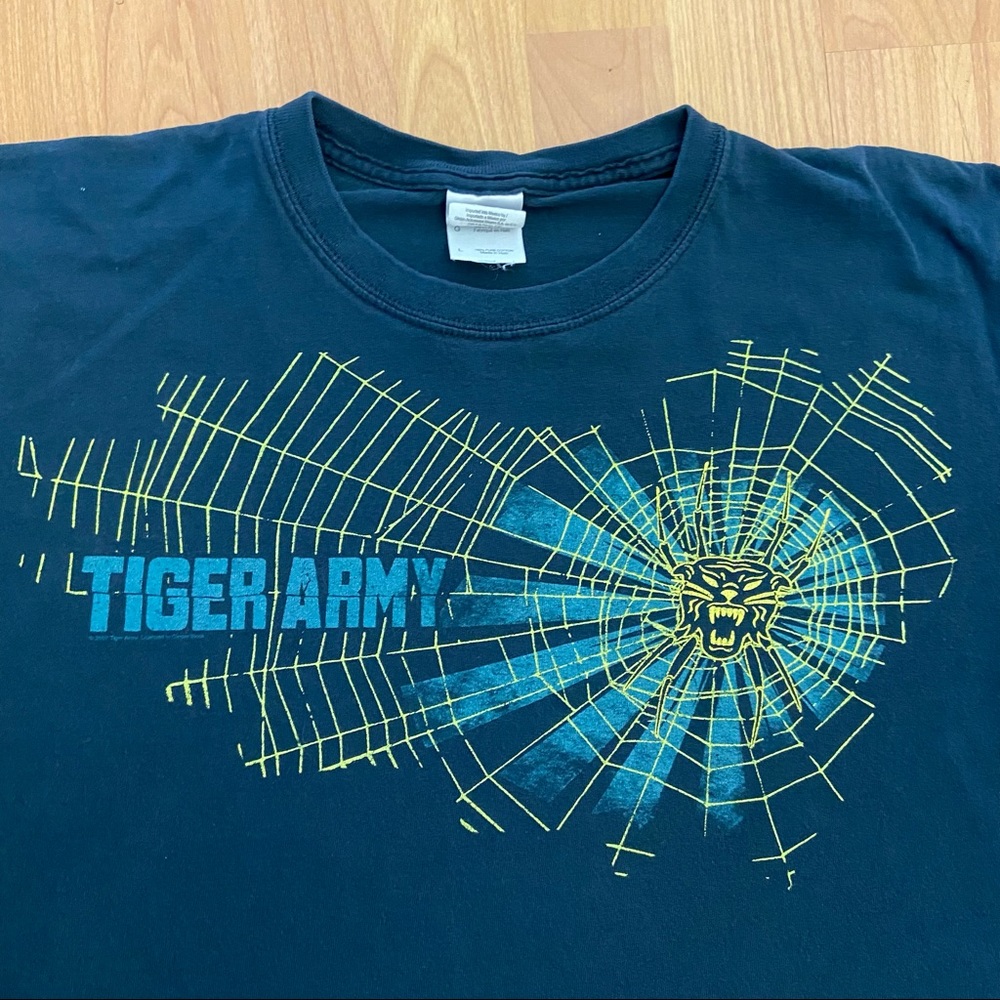 Tiger Army Men’s Tiger Spider Spell Out T-Shirt Large